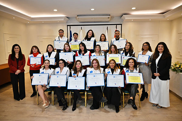 UNIB reconoce el esfuerzo de sus becados en una ceremonia de titulación en Chile